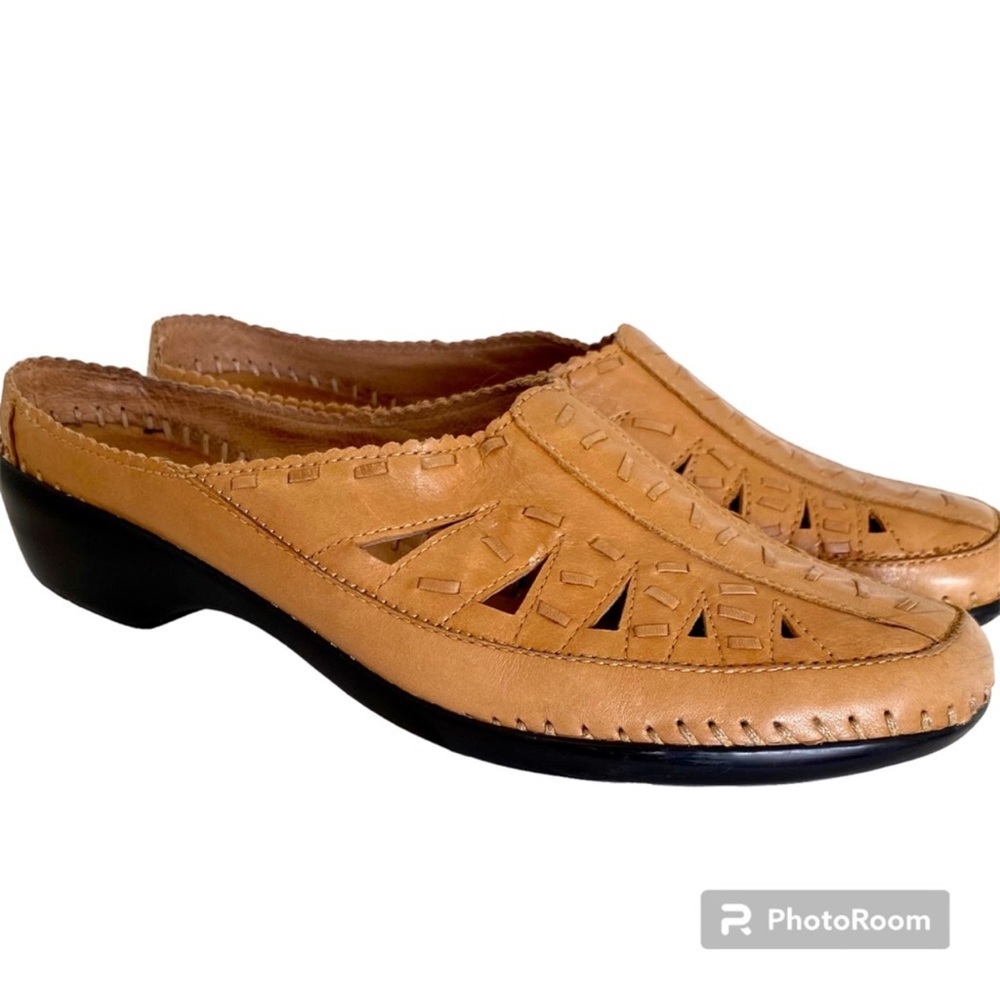 Easy Spirit slip on mules tan 9.5